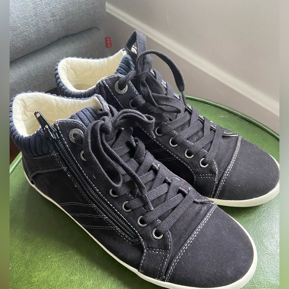 Taos Startups: Black canvas, size 9
